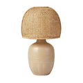**Lampe en céramique avec abat-jour en osier tressé**